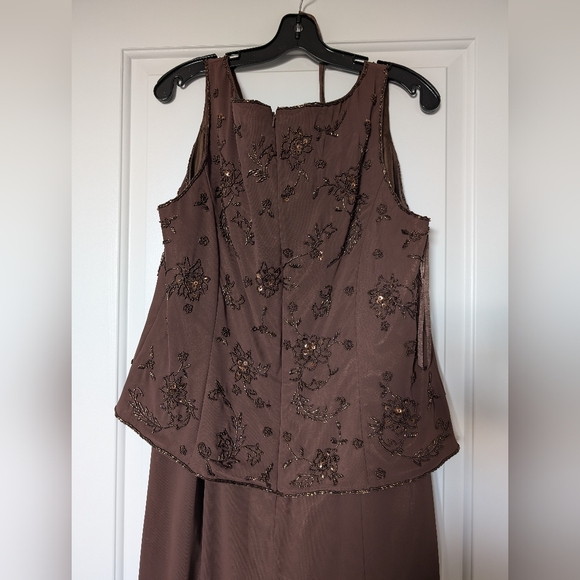 Brown dress with beaded embroidery and shawl - Picture 5 of 6